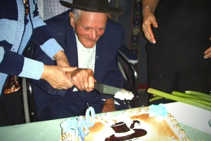 Foto do homem mais velho do mundo comemorando seu aniversário de 110 anos.