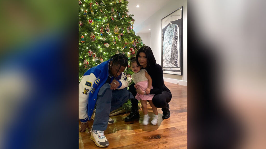 Kylie Jenner e Travis Scott. Anunciaram fim do relacionamento em 2023.